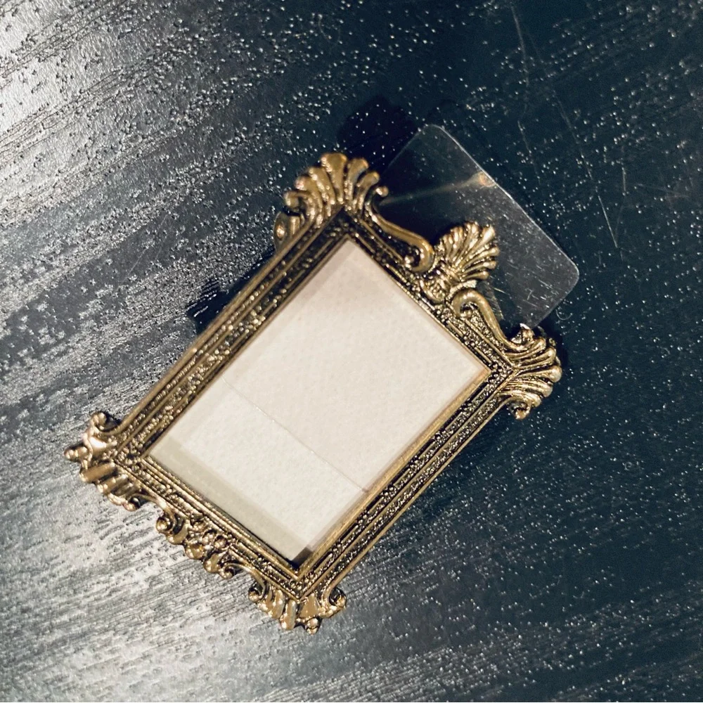 EUC Vintage photo frame styled Brooch, REO Co. Signed. Antique looking gold tone